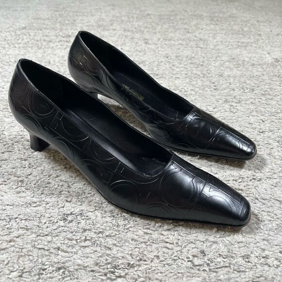 Salvatore Ferragamo Vintage Black Leather Logo Embossed Pump Heels - Picture 2 of 6